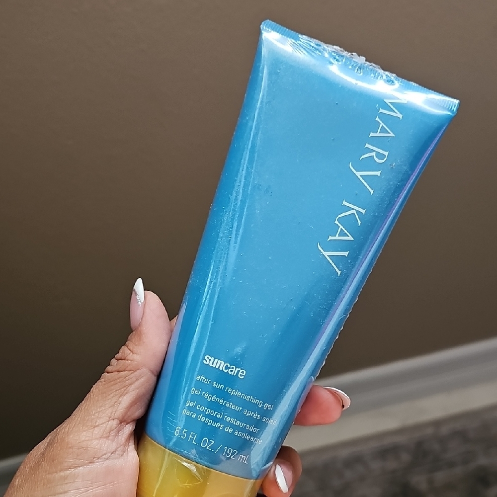 Mary Kay Suncare Gel in Blue and Yellow